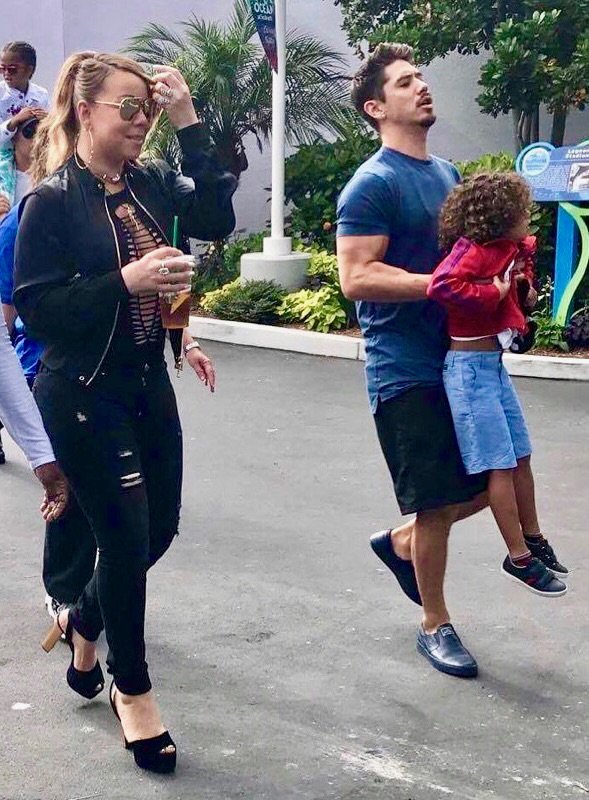 BryanTanakaFan's tweet photo. Before their #AllTheHitsTour show in #SanDiego, @BryanTanaka and @MariahCarey took #dembabies to @SeaWorld! Umm, check out #demmuscles! https://t.co/LoFjEV9wdj