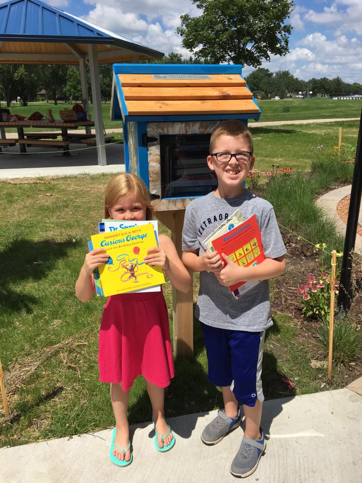 LittleBitofLaur's tweet photo. Our cousins donated brand new books to their 'Little Library' today!! #ALittleBitofLaura and a family sat down to read some right away 🌻💛 https://t.co/cKhJZDlqb1