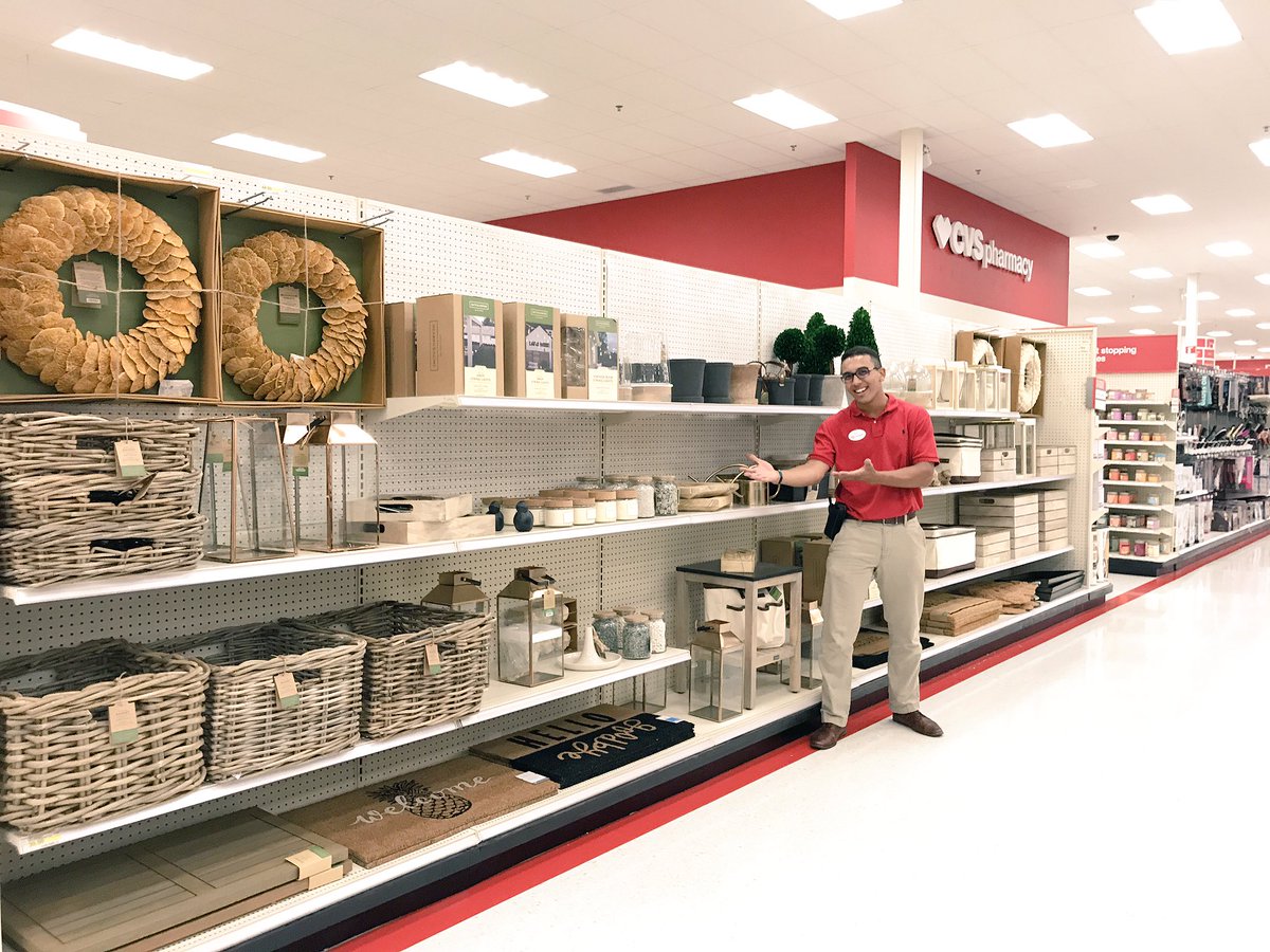 shara_spence's tweet photo. Flexin' and fillin' Smith &amp; Hawken with Intern Eric!! #TargetInterns2017 #T1873 #VMTL #trendruns #doingbigthings https://t.co/8gTqe006ak