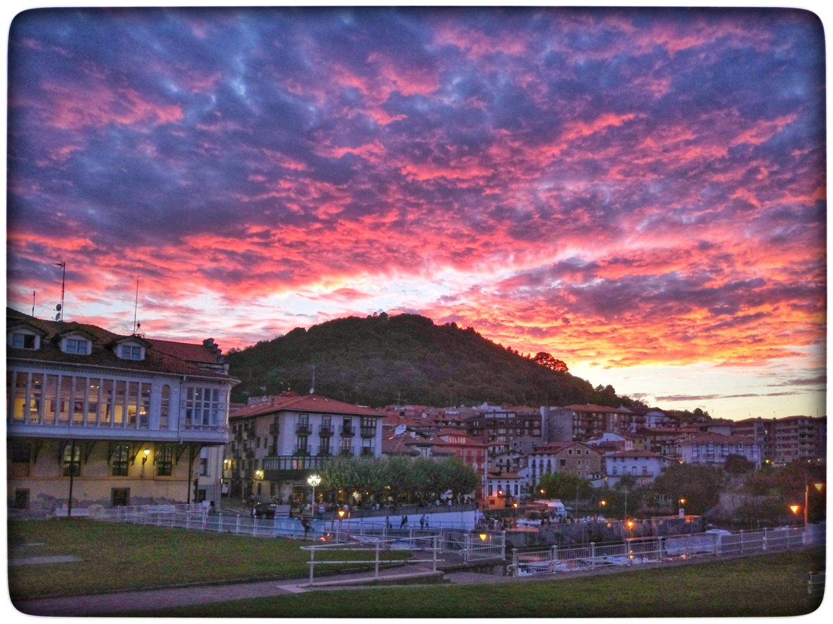 <a href="/Urdaibai_Bizi/">Urdaibai</a> <a href="/eguraldia/">Eguraldia ETB1</a> <a href="/Eguraldia24/">Eguraldia24</a> <a href="/ElTiempoes/">Eltiempo.es</a> <a href="/tiempobrasero/">Tutiempo</a> 
@Basquecountryto <a href="/Bizkaia/">Bizkaiko Foru Aldundia/Diputación Foral de Bizkaia</a> <a href="/turismourdaibai/">Turismo Urdaibai</a> 
VERY happy #sunset in Mundaka