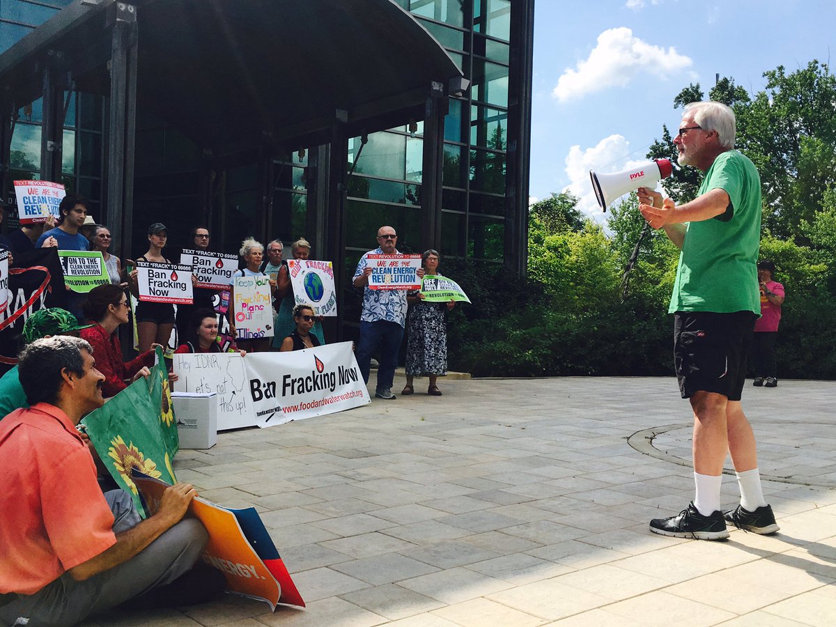 Jessica_Fujan's tweet photo. Delivering comments to @IllinoisDNR to #BanFrackingNow !#NotOneWell @ShawneeSentinel @FWWIllinois @SierraClubIL https://t.co/mybU5Yu8sg