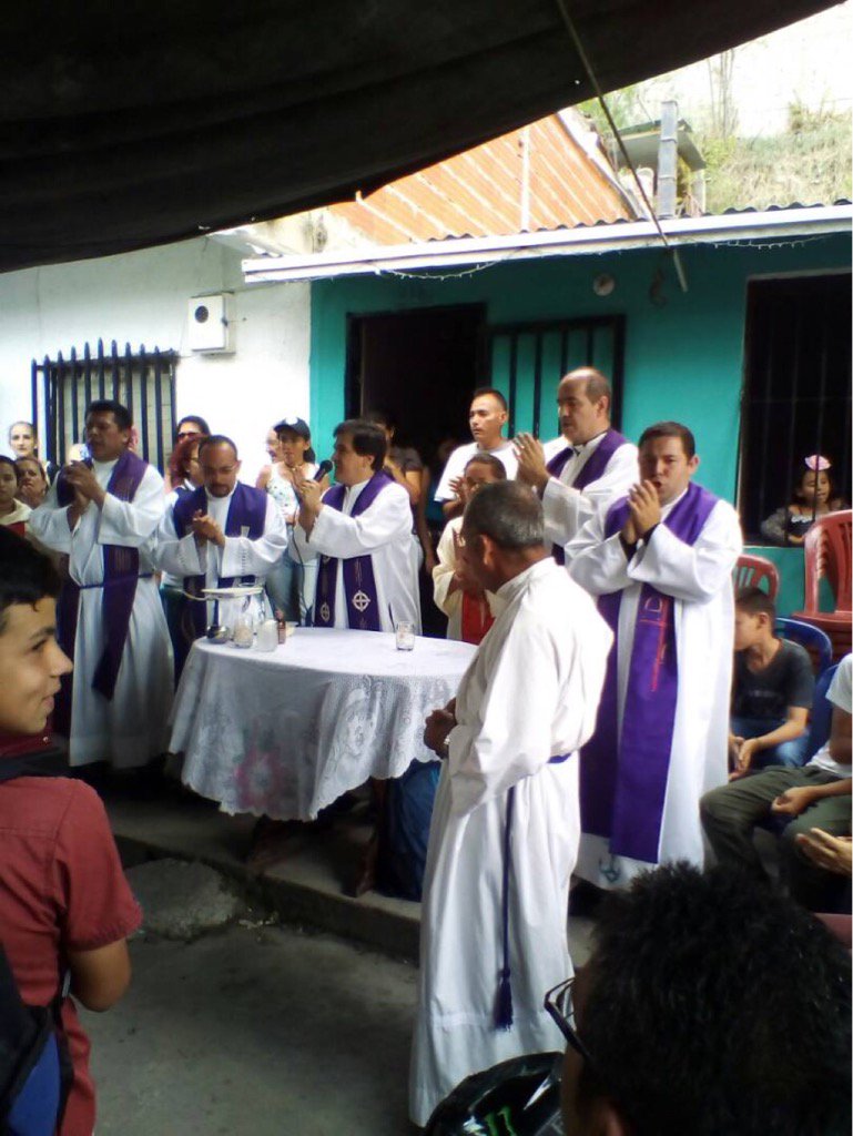 MiguelContigo's tweet photo. No tienen perdón de Dios. A estos sacerdotes en Ejido #Merida, la dictadura los reprimió durante funeral de un guerrero. Foto cortesía https://t.co/8hrxoDJtEW