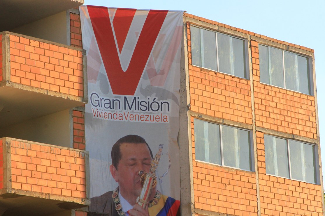Minhvi_Oficial's tweet photo. En #Zulia se celebra el 63 Aniversario del Cmdt. Chávez entregando 460 nuevas viviendas https://t.co/QL3lP7mhXK @MQuevedoF https://t.co/QaY5McwZ97