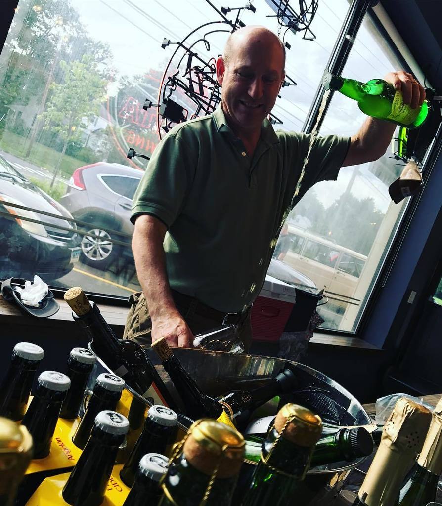 DrinkingCiders's tweet photo. Ciders of Spain tasting with Ken at Wise Old Dog in West Hartford CT #cider #sidra #spanish @cidersofspain @sidrav… https://t.co/H5EqDAQcVg https://t.co/8YCMTnlY1X