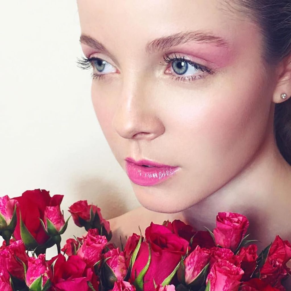 ShopOmiana's tweet photo. #NationalLipstickDay Loving the creative use of lipstick as blush and eyeshadow from @marlenavonkazmier_mua 📸💕💕 https://t.co/yCWPktlldo https://t.co/DA4GHjIdbo