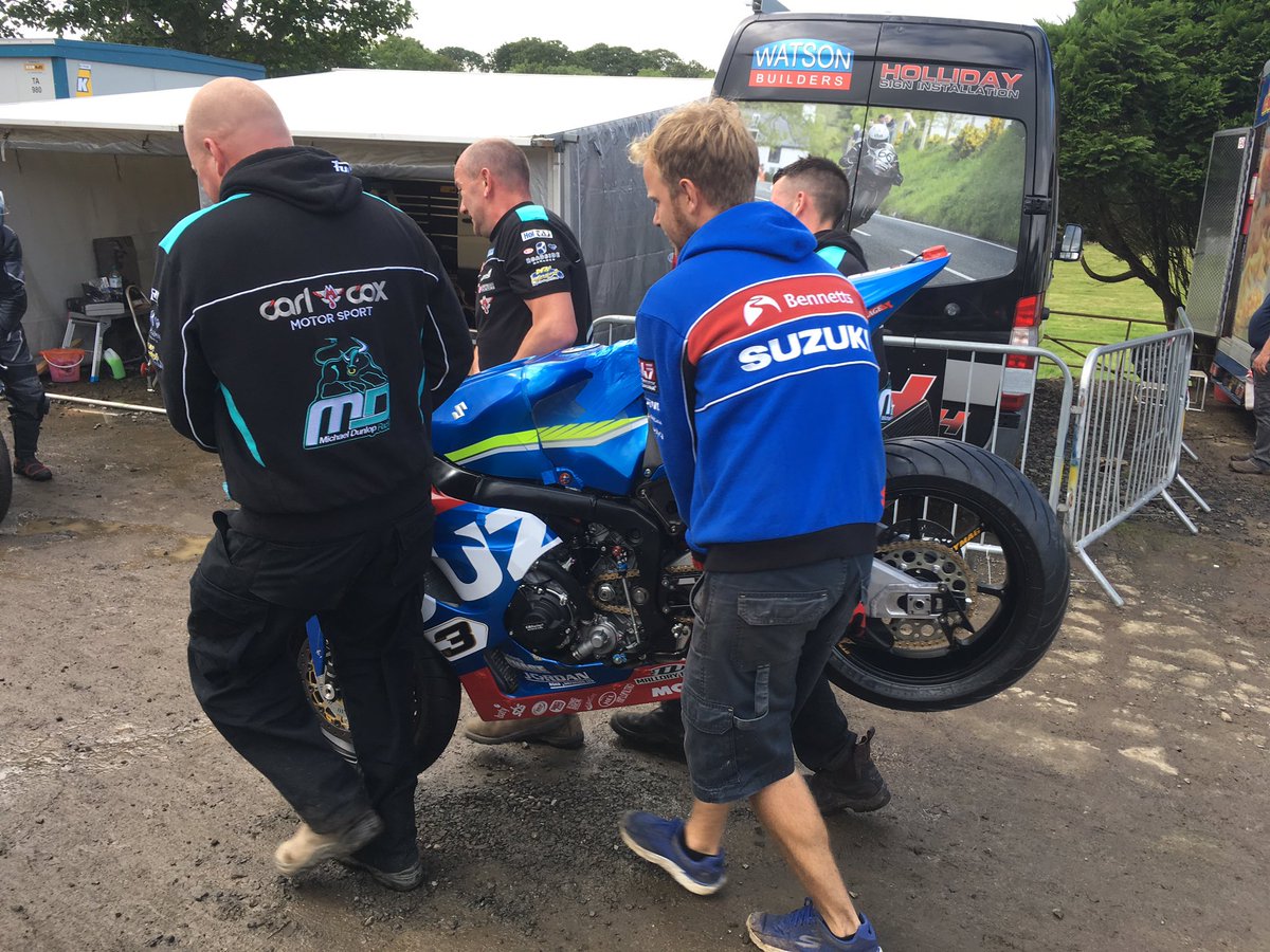 CrispinMiles's tweet photo. Dedicated pit crew @ArmoyRoadRaces @M_Dunlop3 #Armoy https://t.co/wzLi2SqAz5