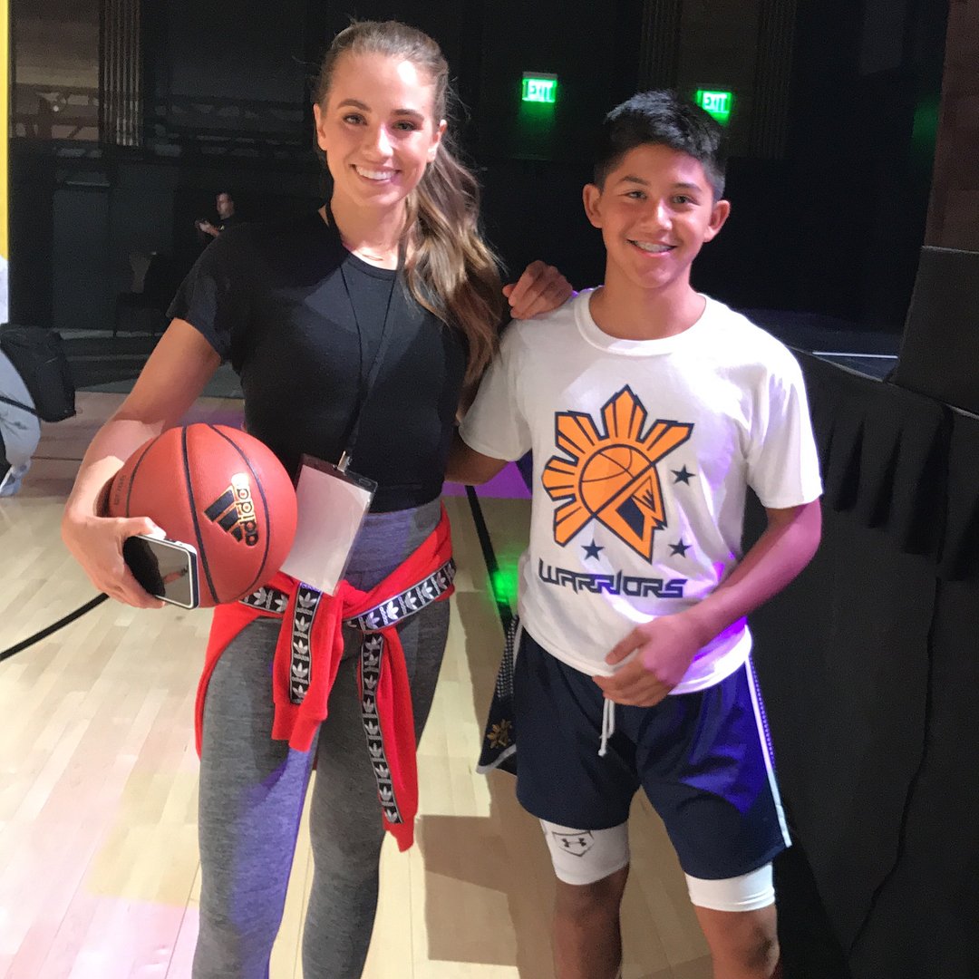 RADeMitaPics's tweet photo. Rachel taking pics with fans at #radidas #LVL3 in Vegas yesterday. 👏🏽 https://t.co/0DFlUiJxTk