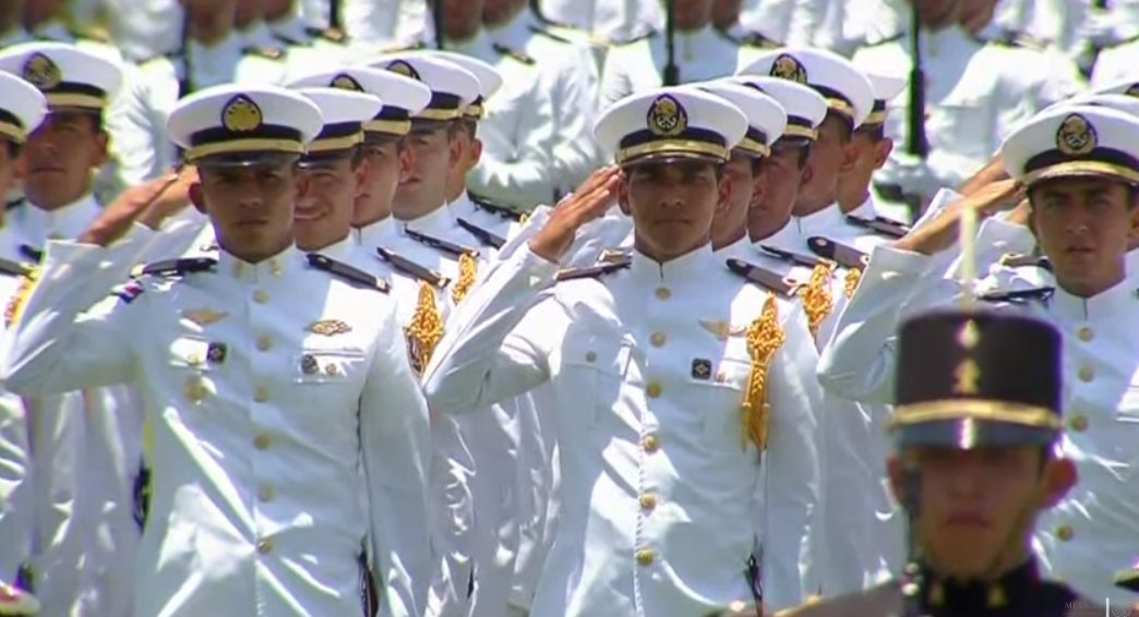 TravesuradeDIOS's tweet photo. #TrabajamosJuntos Graduación de Cadetes #Generacion2017 @EPN @RamonPooAlcalde 👏👏👏 https://t.co/arSxpl0bFA https://t.co/2zo4p4dXTf