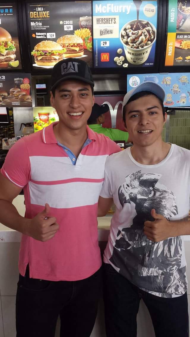 Ayer estaba pidiendo en McDonalds y se me acercan y me dicen "Eres Adrian Piedra el de CR?", fue muy guay🤣🤓. Un saludo Jesus!💯