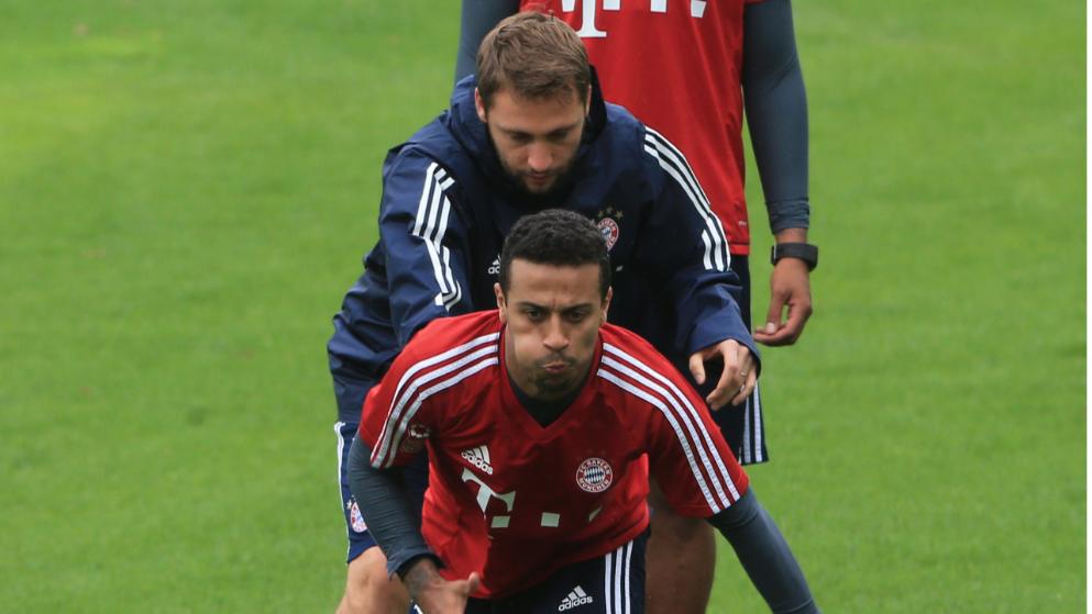 iMiaSanMia's tweet photo. Jérôme Boateng, Thiago and Arjen Robben training at Säbener Straße today. They are expected to make their comeback at the Audi Cup [Bild] https://t.co/ZZlRDSQ2ZP