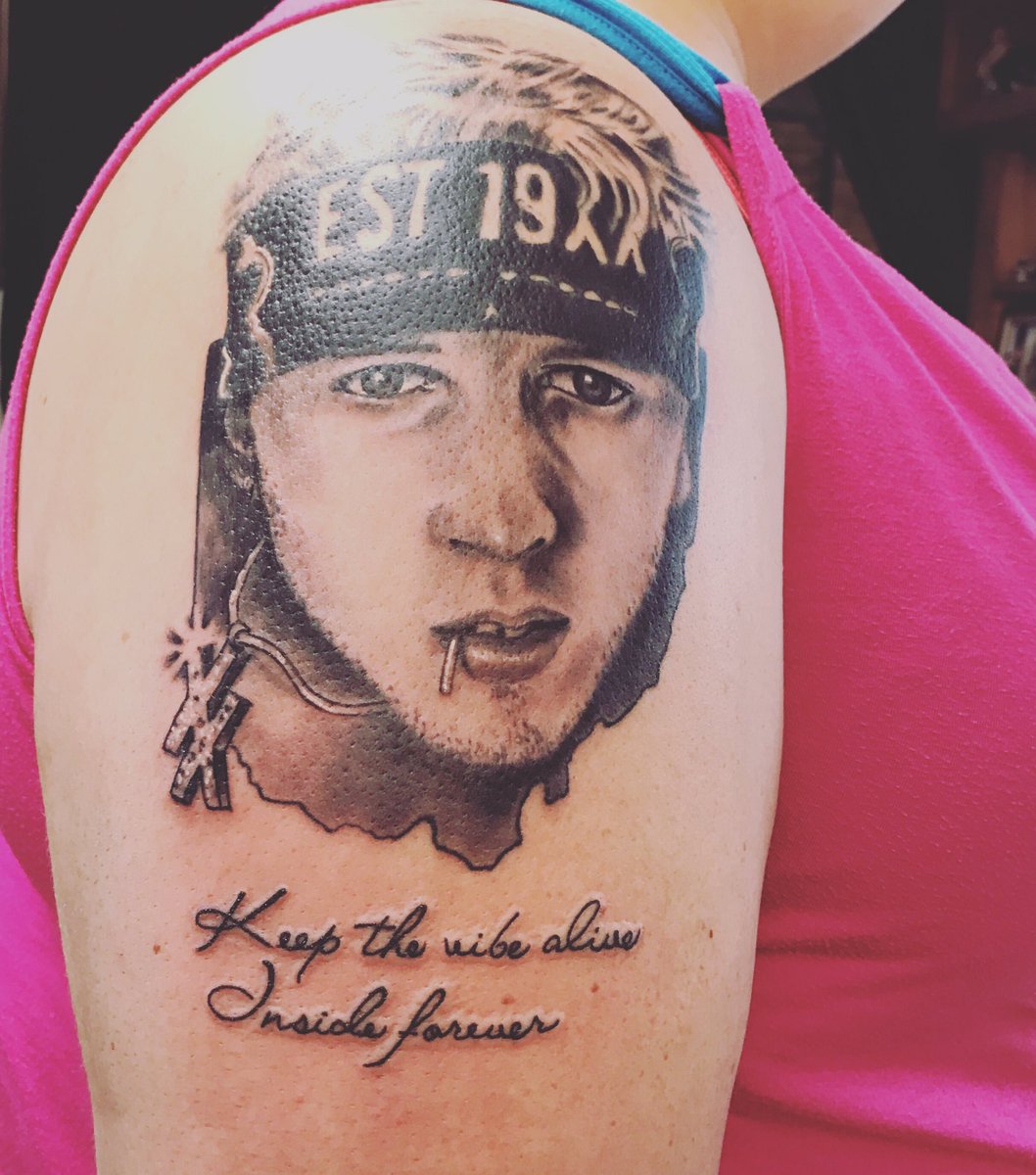 LacedUp_Jacki's tweet photo. Finally finished ! @machinegunkelly @BasilOnTheBeats @rook419 @djace216 @AshleighVeV @himstoned @SlimGudz216 https://t.co/eE3O0P1Fw8