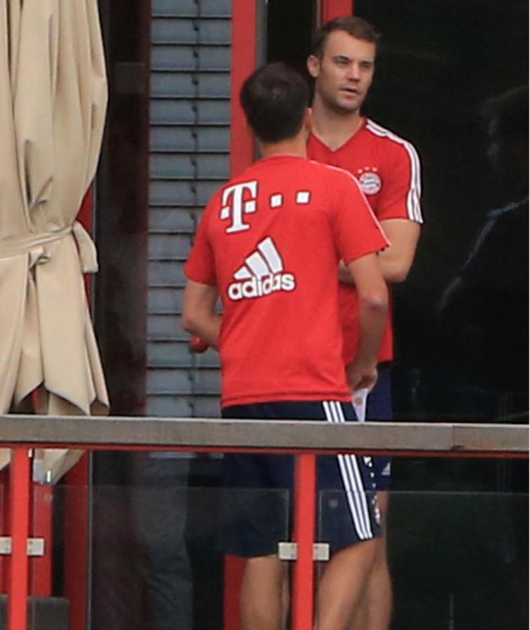 iMiaSanMia's tweet photo. Meanwhile, Manuel Neuer is still training individually. His comeback is expected for the first Bundesliga game in 3 weeks https://t.co/bncZhgasr6