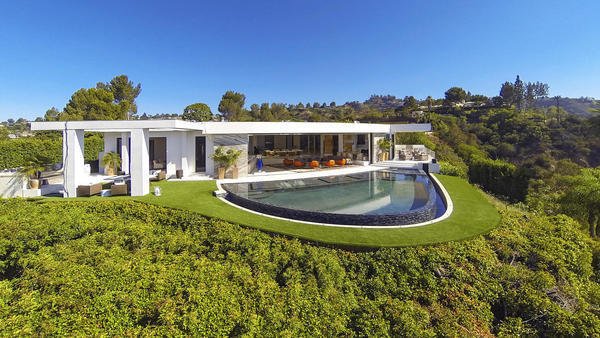 latimes's tweet photo. Take a look at some of the high-profile L.A. homes Jay-Z and Beyoncé have had their eyes on. https://t.co/nziFDnxQBv https://t.co/zgbmGzv2V9