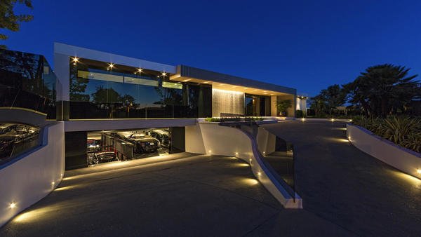 latimes's tweet photo. Take a look at some of the high-profile L.A. homes Jay-Z and Beyoncé have had their eyes on. https://t.co/nziFDnxQBv https://t.co/zgbmGzv2V9
