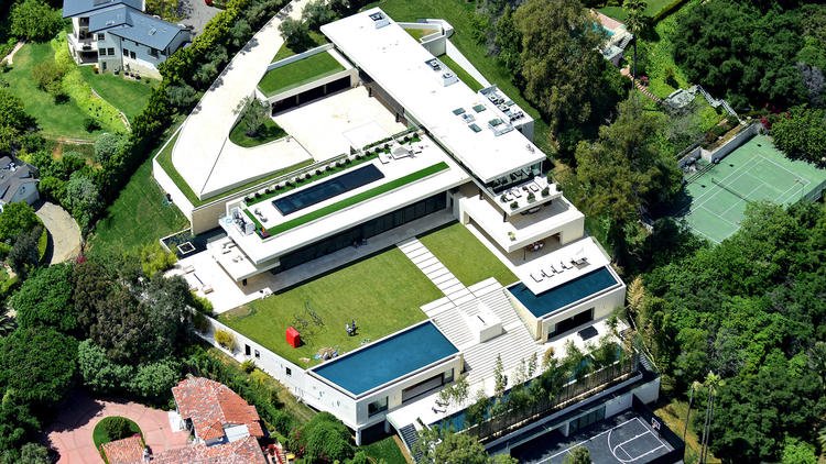 latimes's tweet photo. Take a look at some of the high-profile L.A. homes Jay-Z and Beyoncé have had their eyes on. https://t.co/nziFDnxQBv https://t.co/zgbmGzv2V9