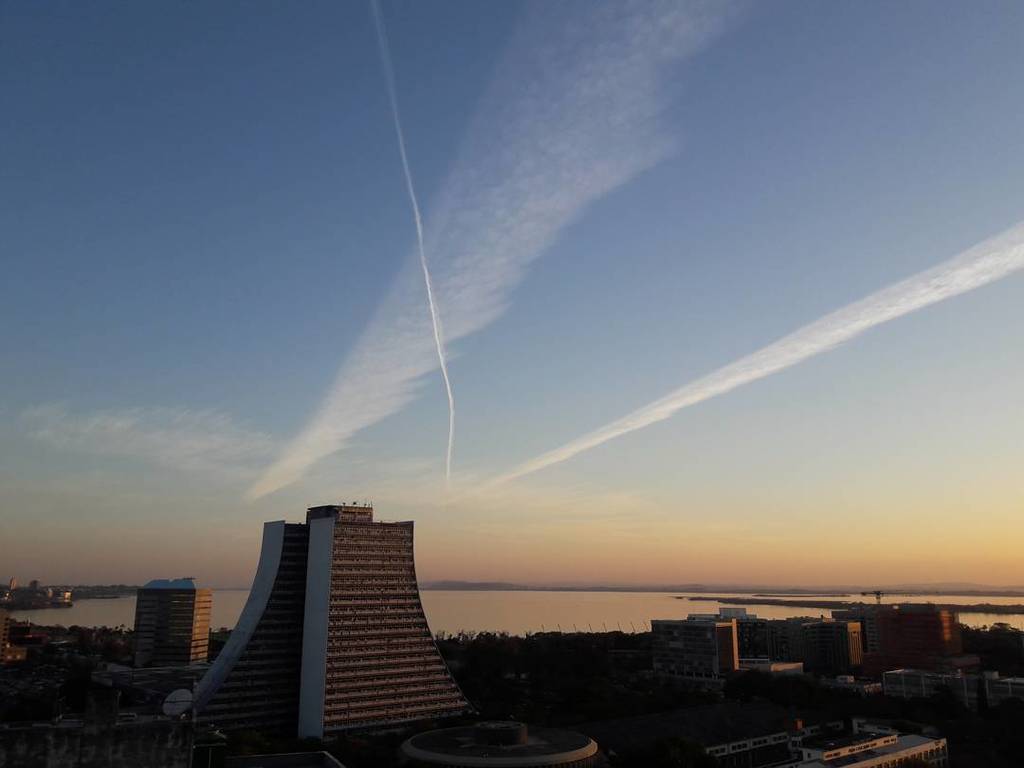 VistaPOA's tweet photo. Rastro dos aviões no céu da cidade
#portoalegre #rioguaiba
#pordosolportoalegre #pordosol #inverno2017
#semfiltr… https://t.co/H4HbpHl1I8 https://t.co/NVfASqKqhD