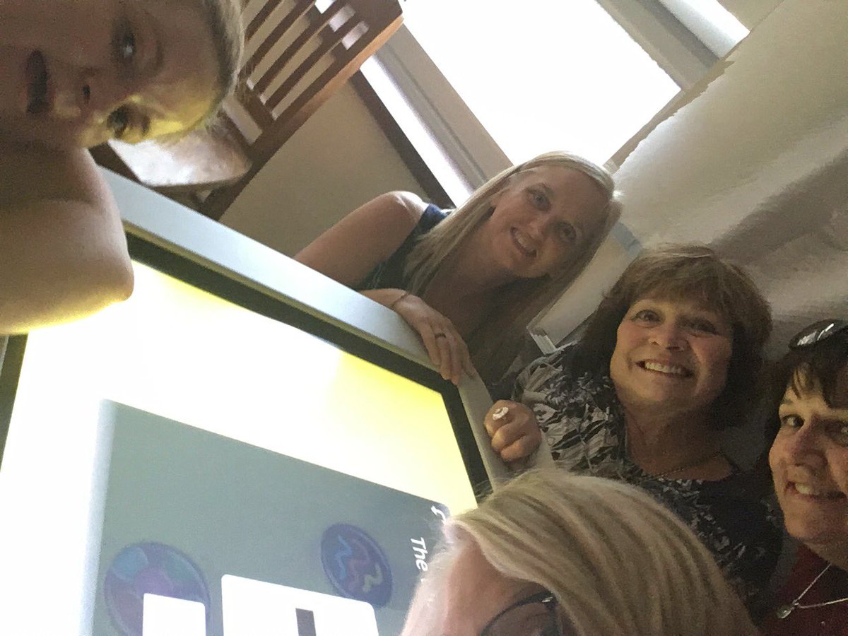 mrssavmcnab's tweet photo. #smarttable #halffaces #StPatProud #teamshamrock @StPatSch https://t.co/sYOxjy8rap