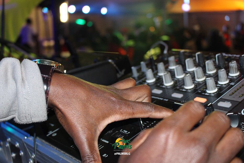 PalmsBLG's tweet photo. Palms unapologetically getting dirty.
#UltimateFriday 🔥🔥
#PalmsBLG
#PalmsExperience
#EkasiExperience https://t.co/gIWO2tqYWf