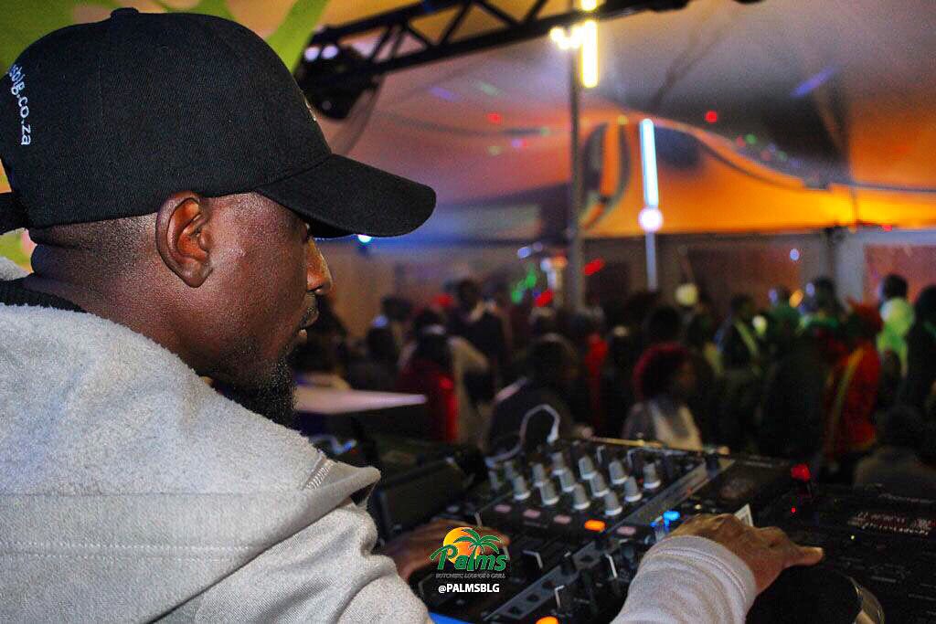 PalmsBLG's tweet photo. Palms unapologetically getting dirty.
#UltimateFriday 🔥🔥
#PalmsBLG
#PalmsExperience
#EkasiExperience https://t.co/gIWO2tqYWf