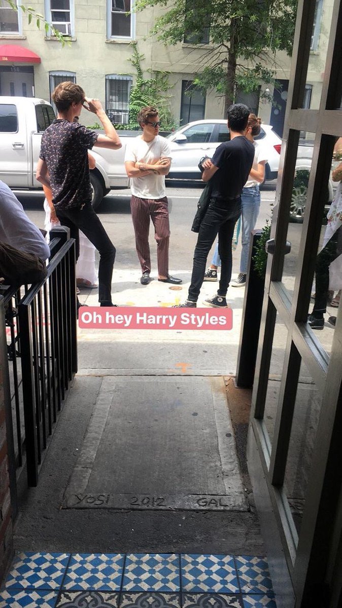 harrysbrasil's tweet photo. 📸| Harry com amigos hoje, em Nova York. https://t.co/N35CvTcJ5w