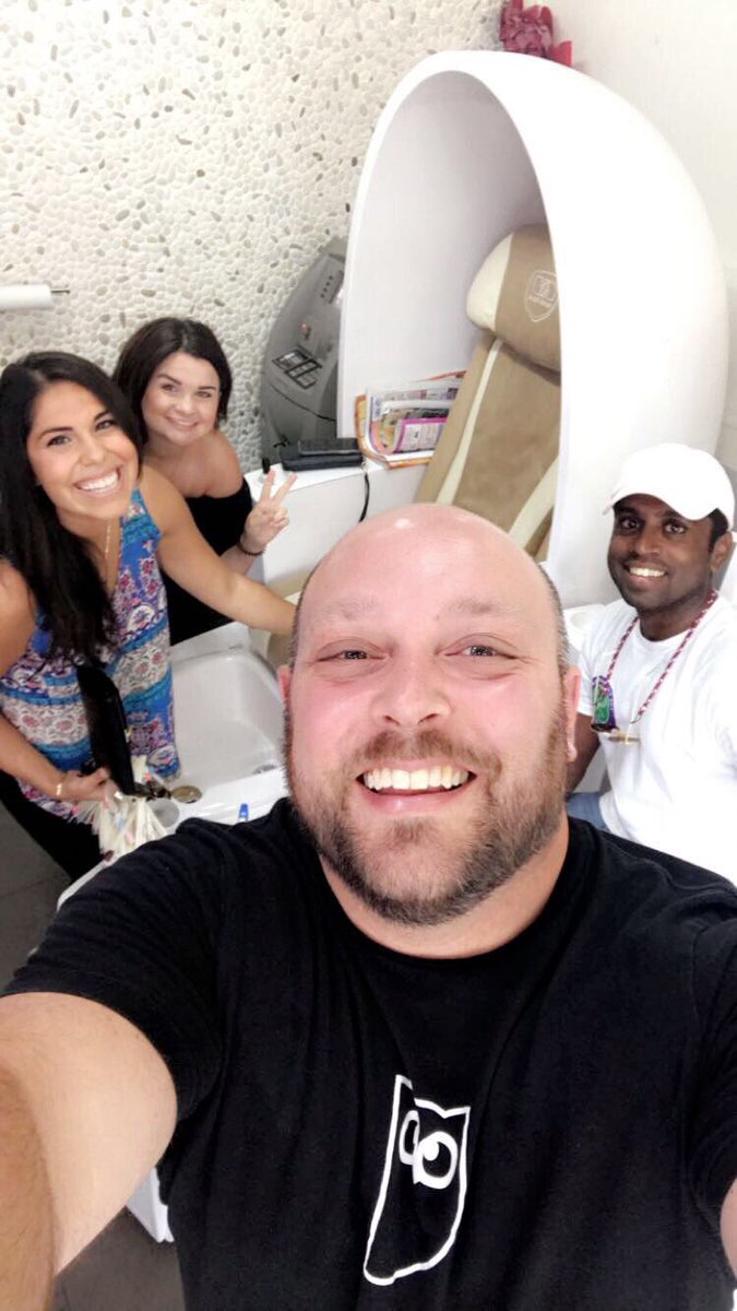 HootSadaf's tweet photo. &amp; on Fridays we get our nails did #hootsuitelife 💅🏽 @jaimestein @HootKaro @hootnire https://t.co/Ma5AkgvXQy