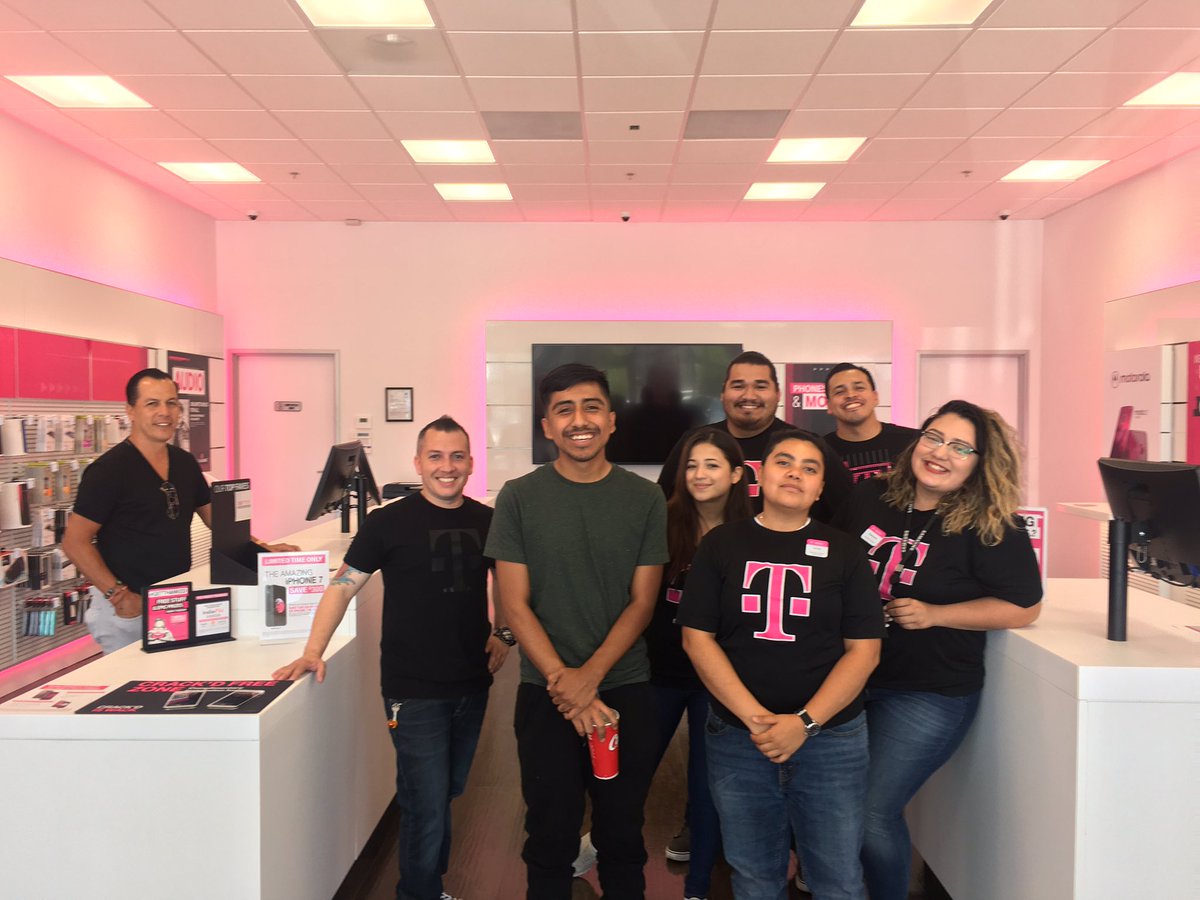 BreRamirez20's tweet photo. Our first customer 🎉🤗 #DowneyPromenade #T-Mobile #HiTMobile @BryanThompsonSW @CRVasquez32 https://t.co/3B52senIkk