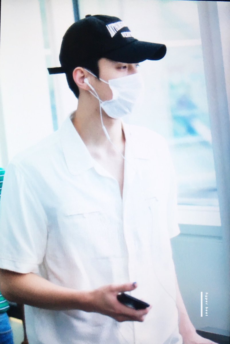 hyperbeat_sh's tweet photo. 170729 세훈이 한국으로✈️ 하얗고 너무 예뿌다😭😭😭 https://t.co/CRWbY7NQJf