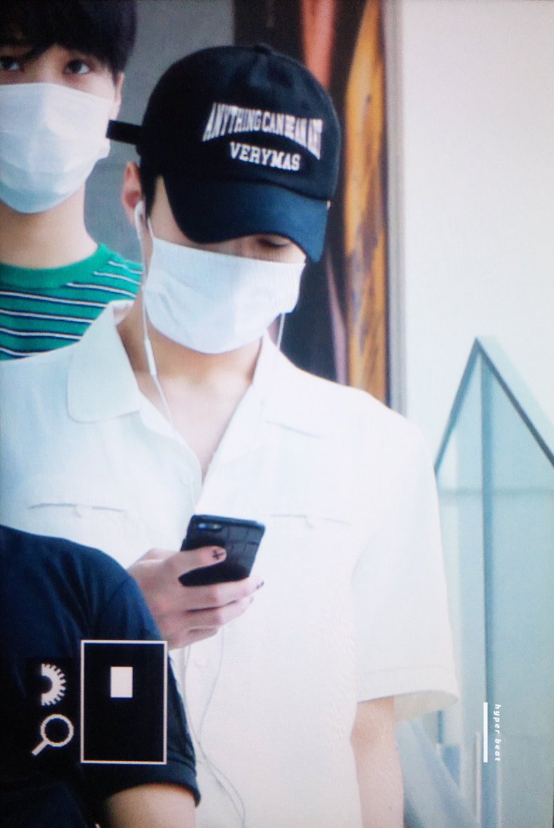 hyperbeat_sh's tweet photo. 170729 세훈이 한국으로✈️ 하얗고 너무 예뿌다😭😭😭 https://t.co/CRWbY7NQJf