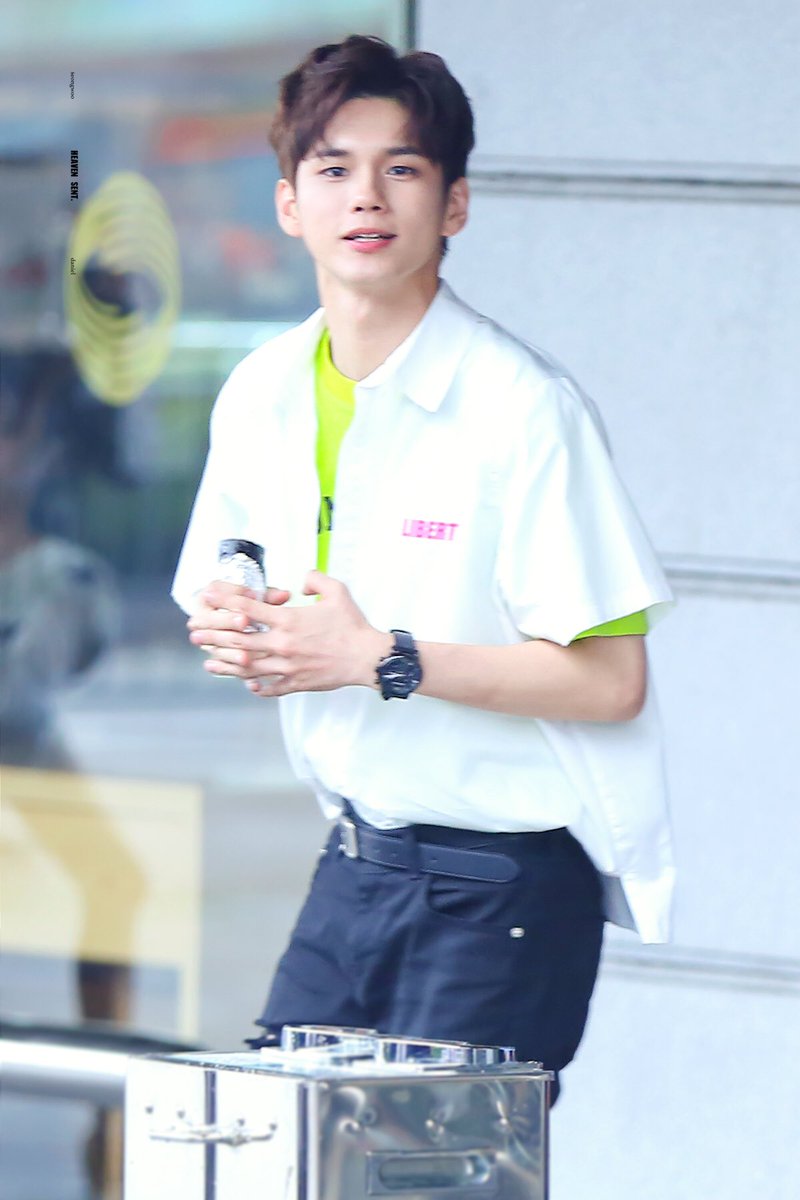 김밥 먹으면서 퇴근하는 옹성우 | 인스티즈