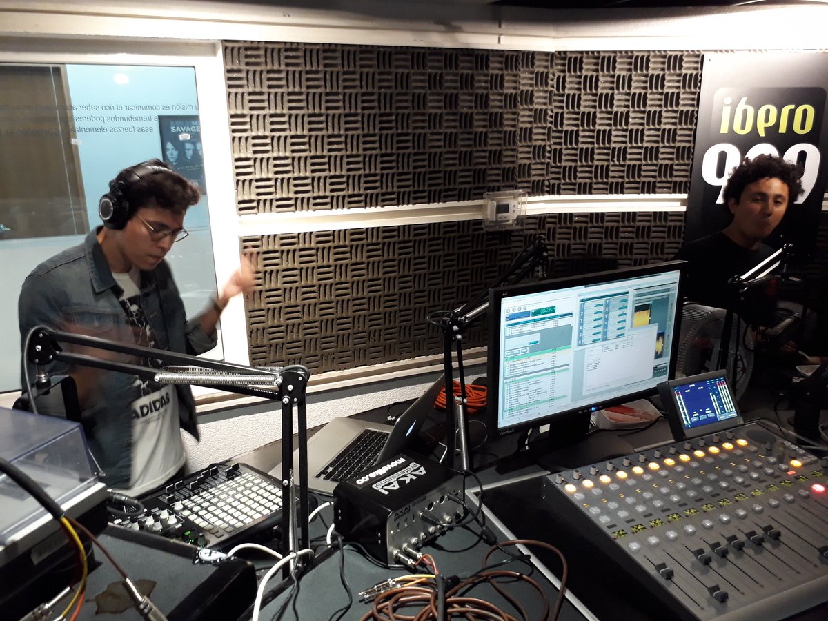 aybetoques's tweet image. Despedida con sentido radiofónico, @1OO1Ox en en la cabina de @Ibero909FM #MOVELIKE