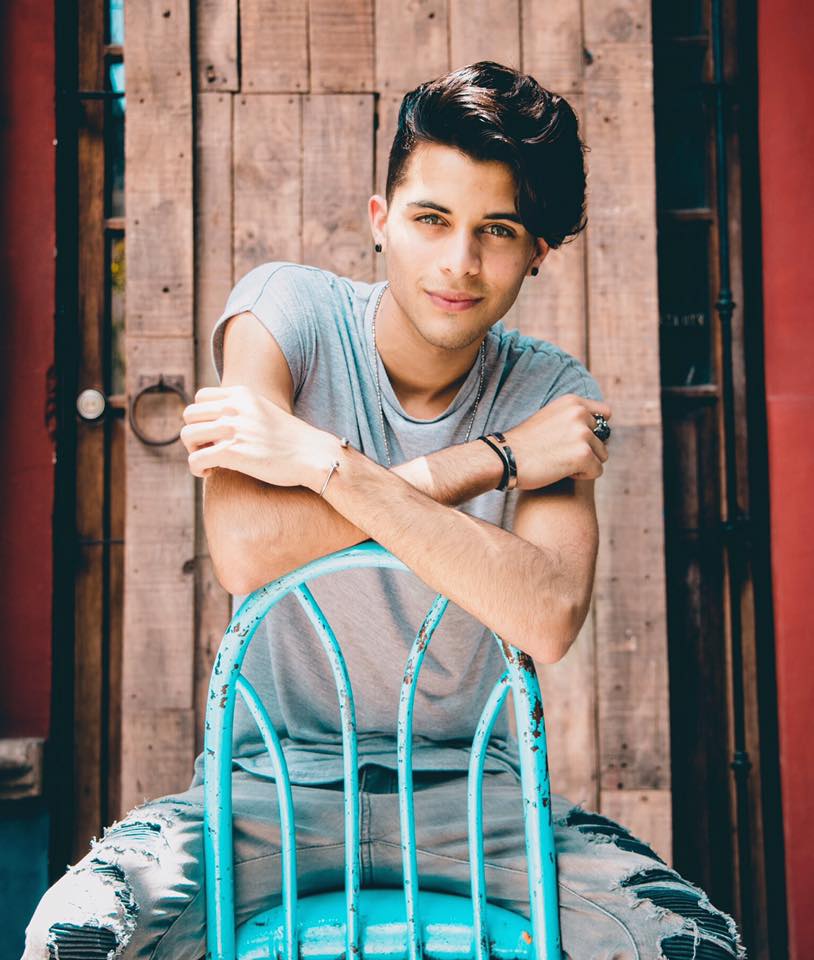 Danielitha388's tweet photo. @ErickBrianColon  @CNCOmusic  😊😊😊 
soy yo .. la que solo vive soñando.. 
que también te estas enamorando.. De mi..😊😊 https://t.co/w8bCPmMS4S