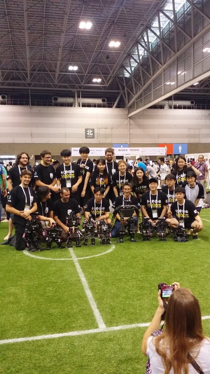LaurentBerry's tweet photo. Photo de groupe à l'issue d'un match gagné par @RhobanRobots à Nagoya #robocup2017 @RoboCup2020 https://t.co/OFqFGjTh8f