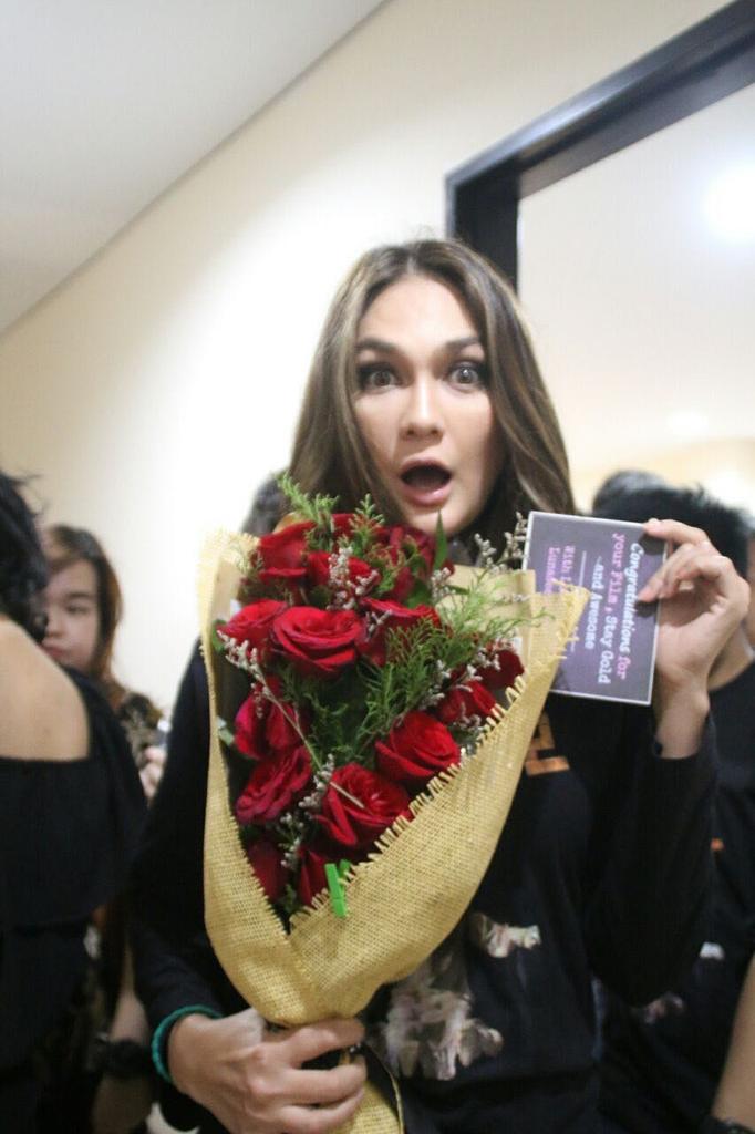 OffLunasee_Sby's tweet photo. We love you to the moon and back ❤ - Nobar The Doll 2 Surabaya - https://t.co/ZRtHwpQaov