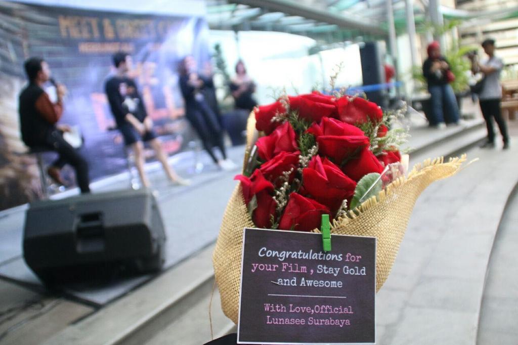 OffLunasee_Sby's tweet photo. We love you to the moon and back ❤ - Nobar The Doll 2 Surabaya - https://t.co/ZRtHwpQaov
