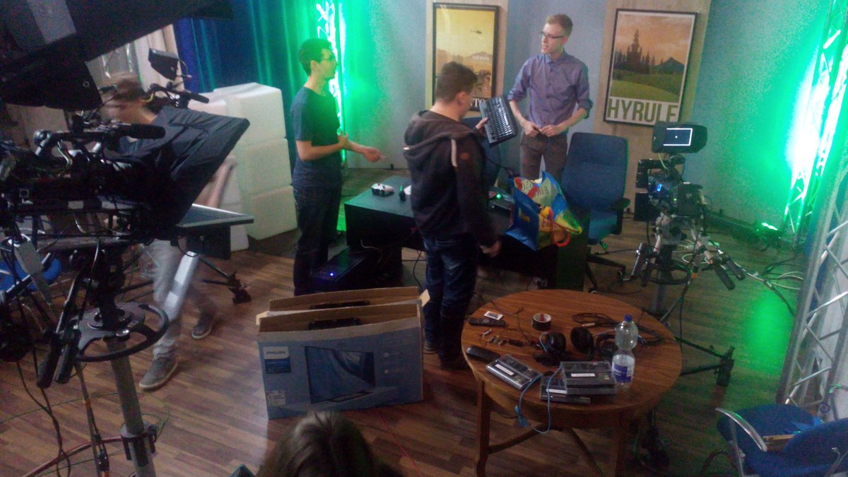 PiXEL_Fernsehen's tweet photo. Dreieinhalb Stunden Sendung und jetzt alles zurück bauen. Morgen sieht man nichts mehr davon. https://t.co/I1NxrWtnHm