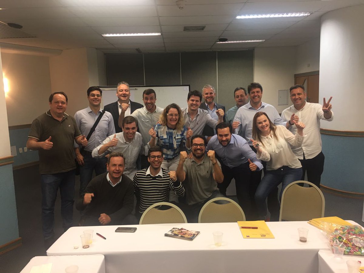JefersonAVieira's tweet photo. Encontro de ideias com as mentes mais brilhantes de SC . Claro que tem espaço para você aqui também ! #cejesc #oldtimes #empreendedores https://t.co/nuFvPXUbPx