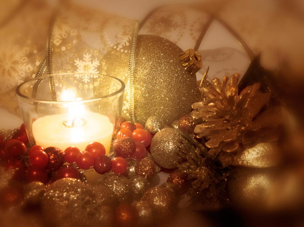 NeedaRule's tweet photo. Christmas decorations should not be out before Halloween is over. #christmas https://t.co/aKPqS64oNx https://t.co/U8veXZUdND