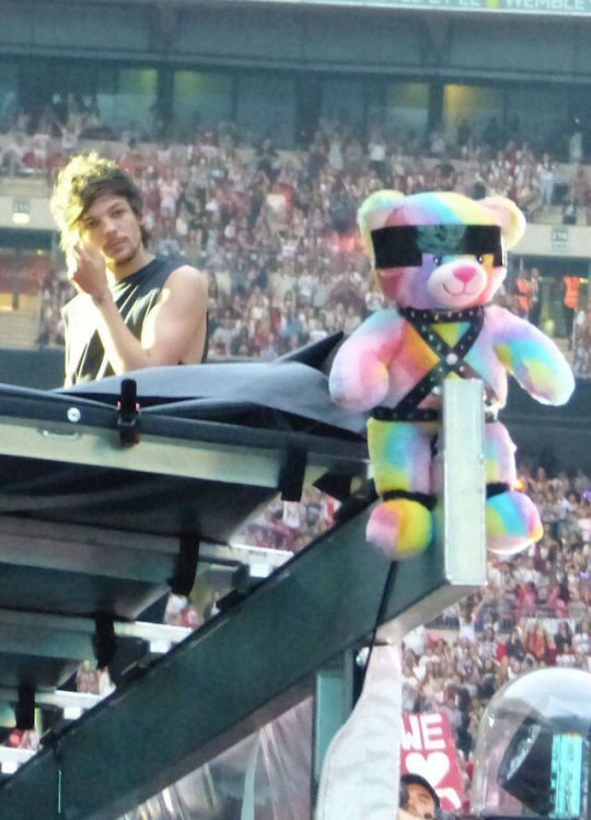 faunIetharry's tweet photo. louis "i’ve honestly never seen it in real life” tomlinson https://t.co/Hpjh3to4oV