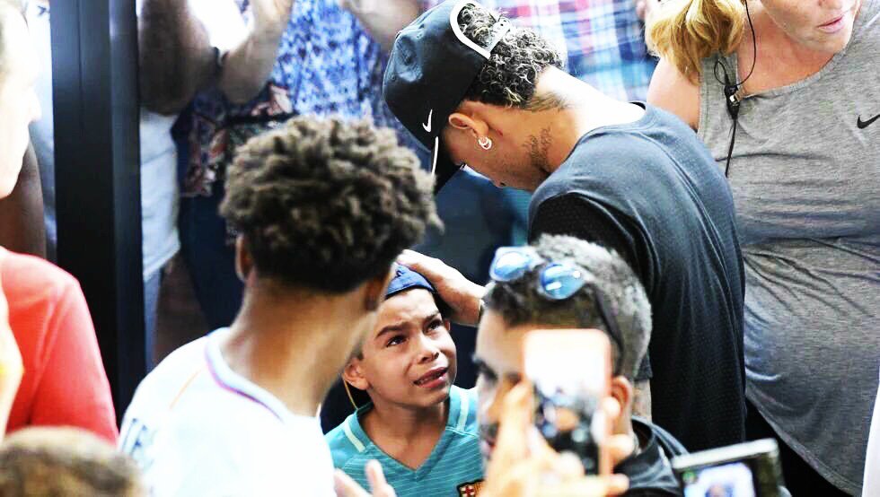 InvictosSomos's tweet photo. Un pequeño aficionado culé pidiéndole a Neymar da Silva que no se marche del FC Barcelona para irse al PSG. Qué imagen (vía: @SC_ESPN). https://t.co/TCHuAay83E