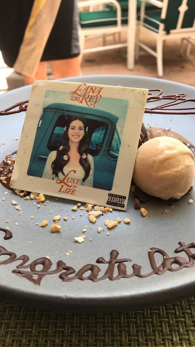 Lustforlove20's tweet photo. Mmmm 😋 @LanaDelRey https://t.co/uySrnW9Hrr