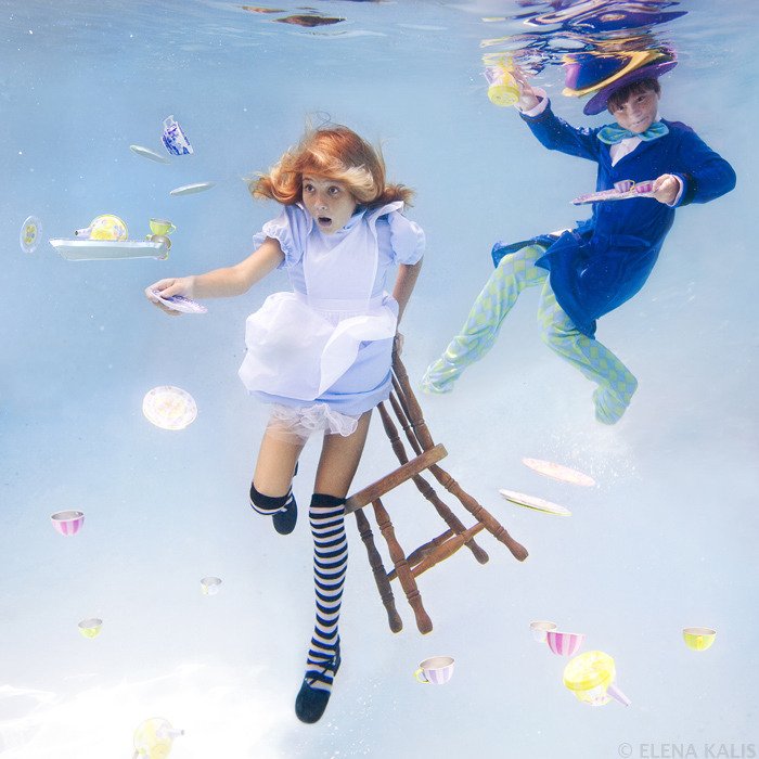 go__owr's tweet photo. Elena Kalis. (Russian)
수중촬영 전문 러시아 출신의 포토그래퍼, 엘리나 칼리스.
가장 유명한 <이상한 나라의 앨리스> 시리즈 몇 점.
딸인 샤샤가 모델이 되어주었다.
더운 요즘 시원한 물의 세계로. https://t.co/UkHMCDu2DE