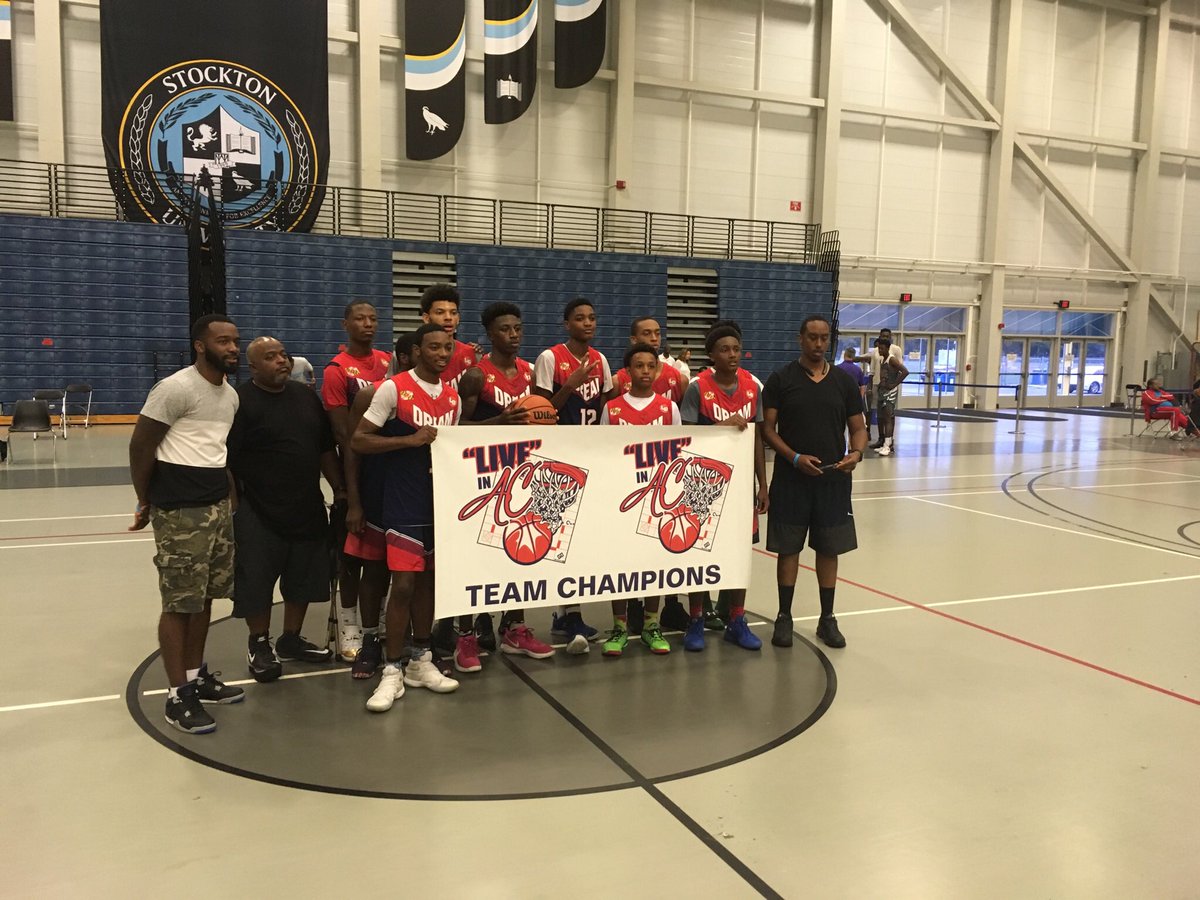 dreamaaunation's tweet photo. #DreamNation #Champs 🔴⚪️🔵🏀💯 @ElevateHoops @adidasUprising @UAassociation https://t.co/k0I3CsdIeP