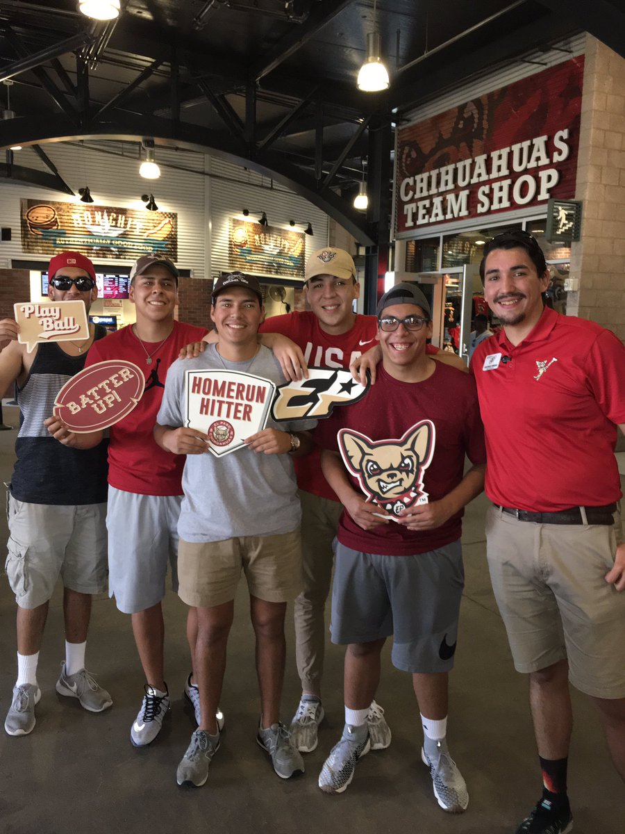 epcsocialsquare's tweet photo. George and his tall cousins! #FlatScreenFriday #EPChihuahuas #GrrrTime https://t.co/1JcBk00a6g