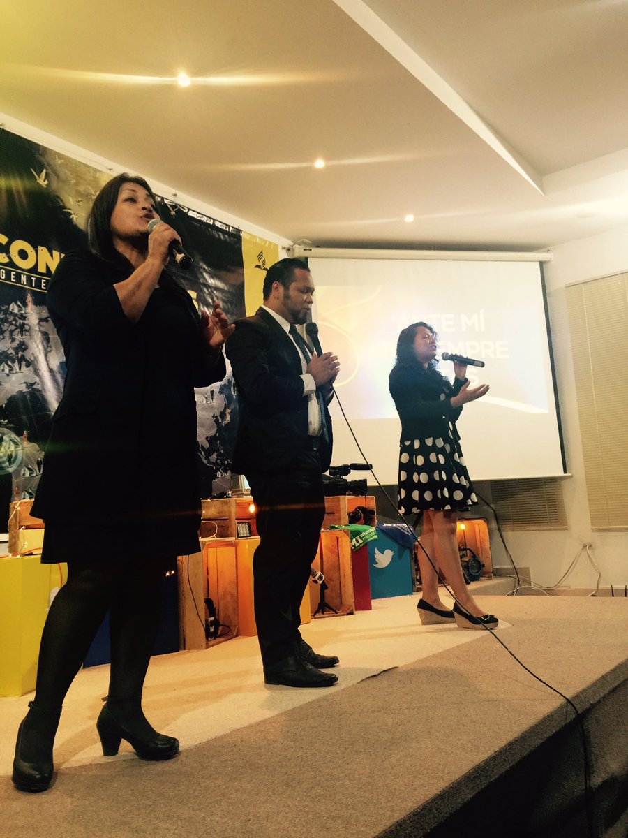 Iniciando #ConectadosEcuador en el Itsae-CADE. Momentos de Adoración