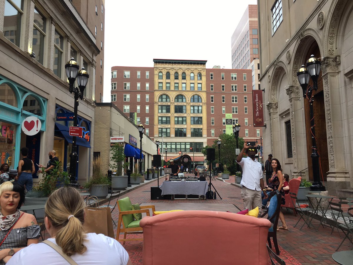 There is living room furniture in the middle of Pratt Street. Don't ever tell me that Hartford isn't cool. Awesome #HartfordHandsome party!