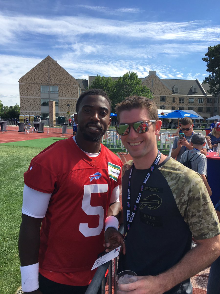 klattasaurusRex's tweet photo. Mad respect for @TyrodTaylor who spent a lot of time after practice to show love to the #BillsMafia https://t.co/qRDYhbTK2r
