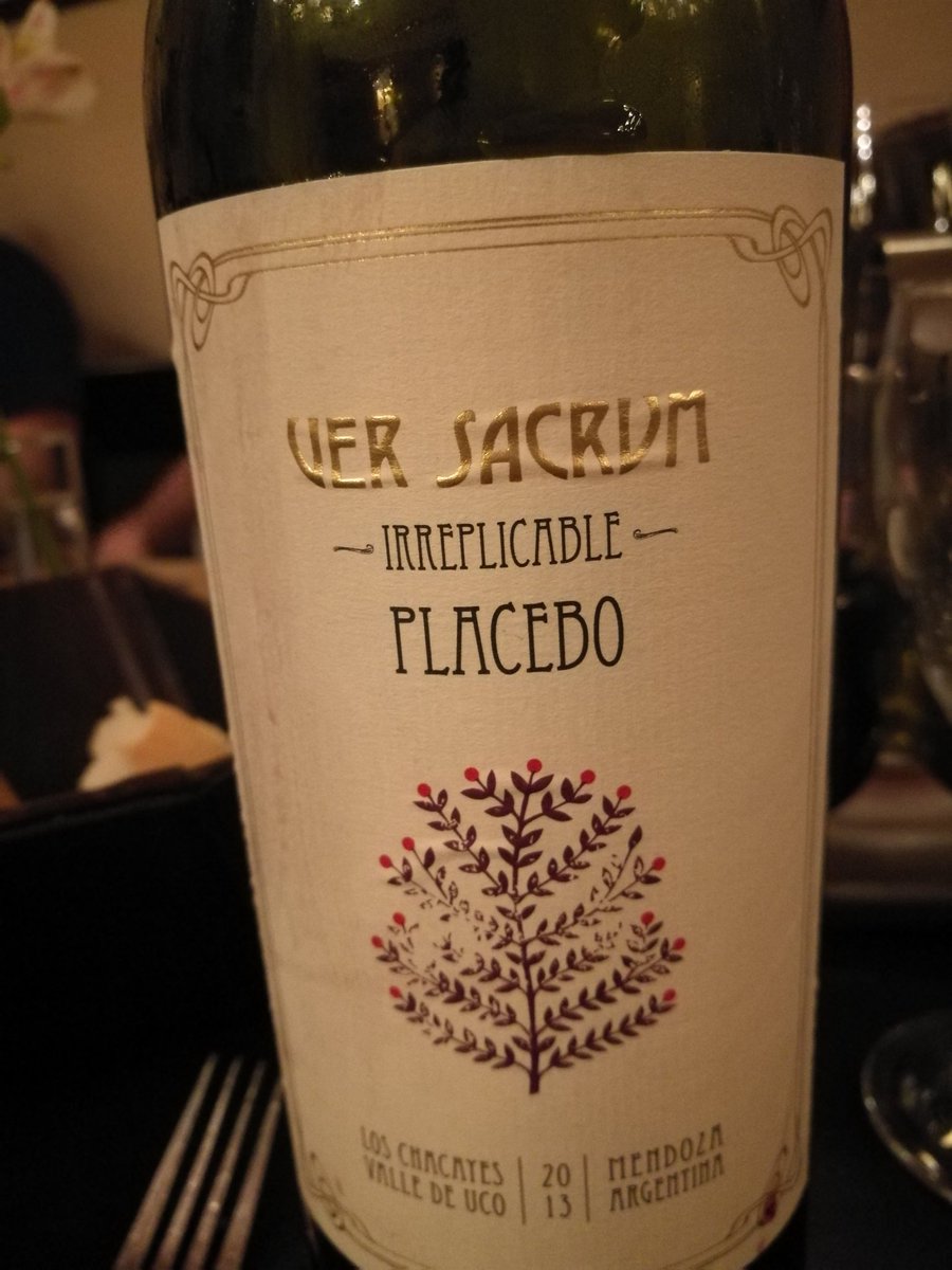 gabikara's tweet photo. Que bello #Irreplicables #Placebo de @VerSacrum ,un vinazo diferente que se desarma en capas , hermoso amigos.cenando con los #AWT #Lujo https://t.co/myf91NCqUu