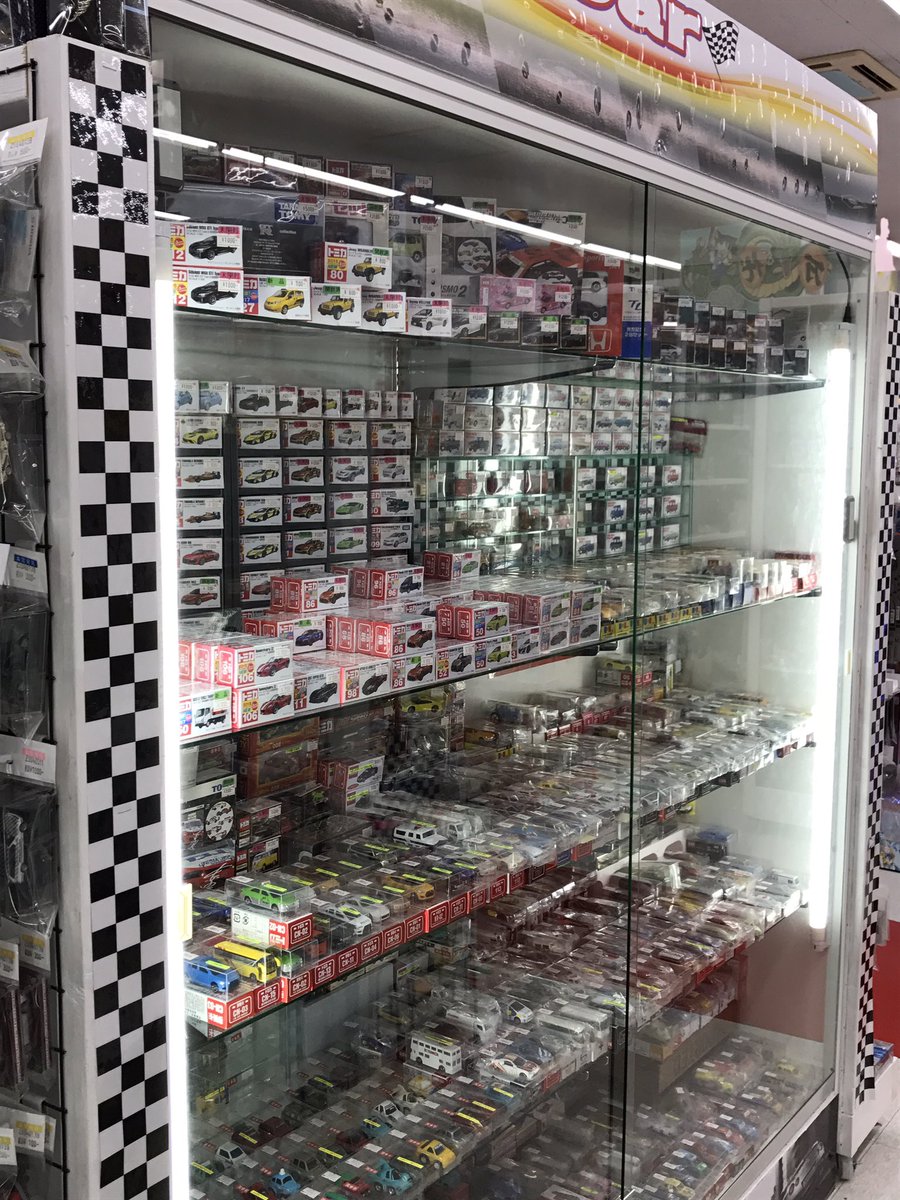 万代書店熊谷店ミニカー どーも ミニカー担当です 宜しくお願いします 当店のトミカショーケースになります ミニカー 万代書店熊谷店