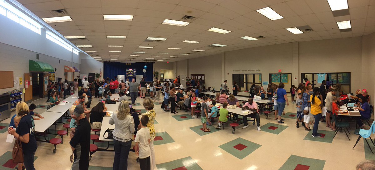 KristinaDeFrain's tweet photo. Meet &amp; Greet excitement! #FullHouse #teamAcworth https://t.co/XydaEqbbdS