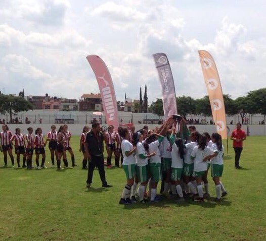 yishaq_25's tweet photo. CEFOR Gdl #Sub16 de @miseleccionmx obtiene campeonatos en  #CopaLeonesNegros @CopaLN y #CopaChivas2017 @Chivas 🏆🥇 gran trabajo, Felicidades https://t.co/aH4gFC8Xrr